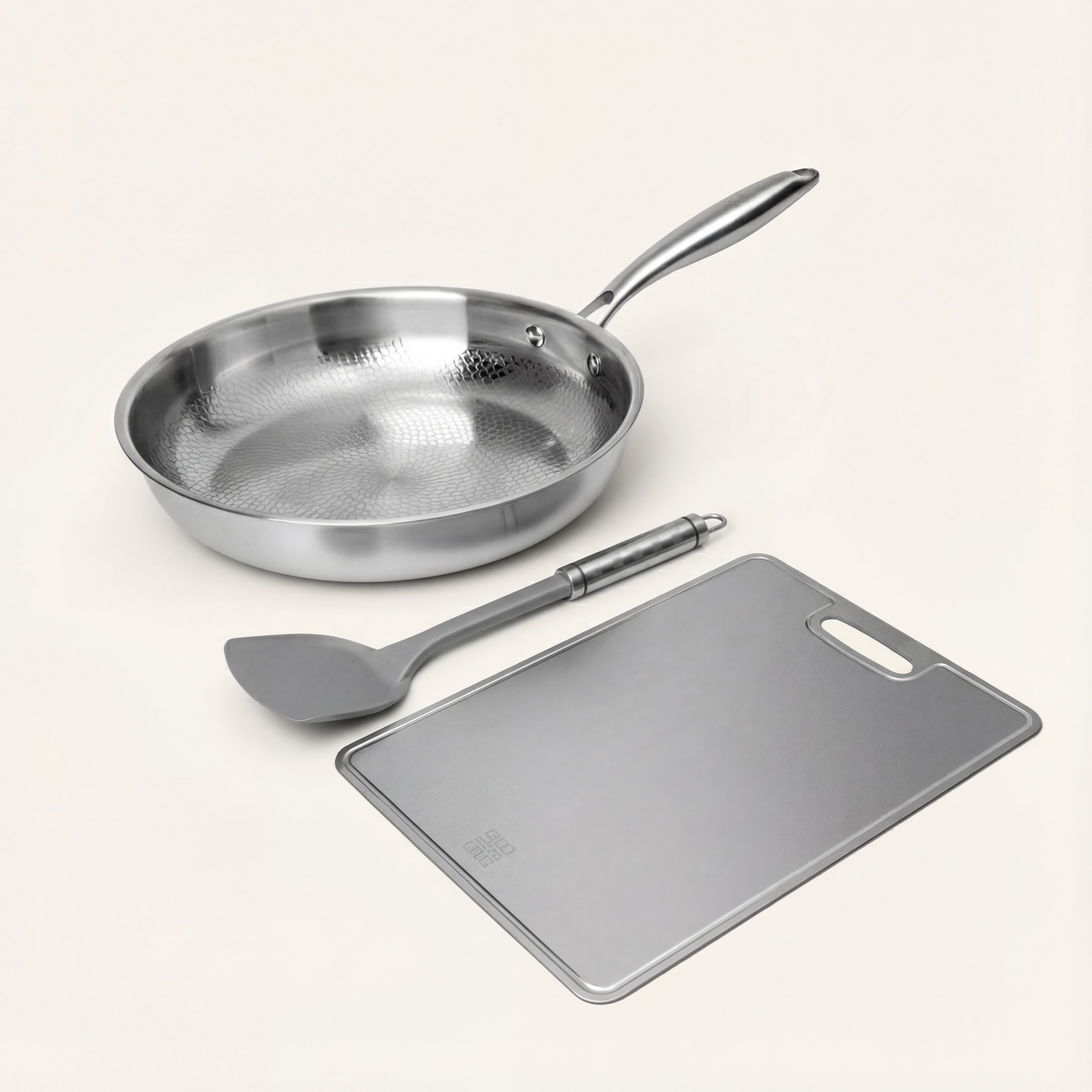 Titanium Gehamerde Pan Pro + GRATIS Titanium spatel & Titanium Snijplank V2