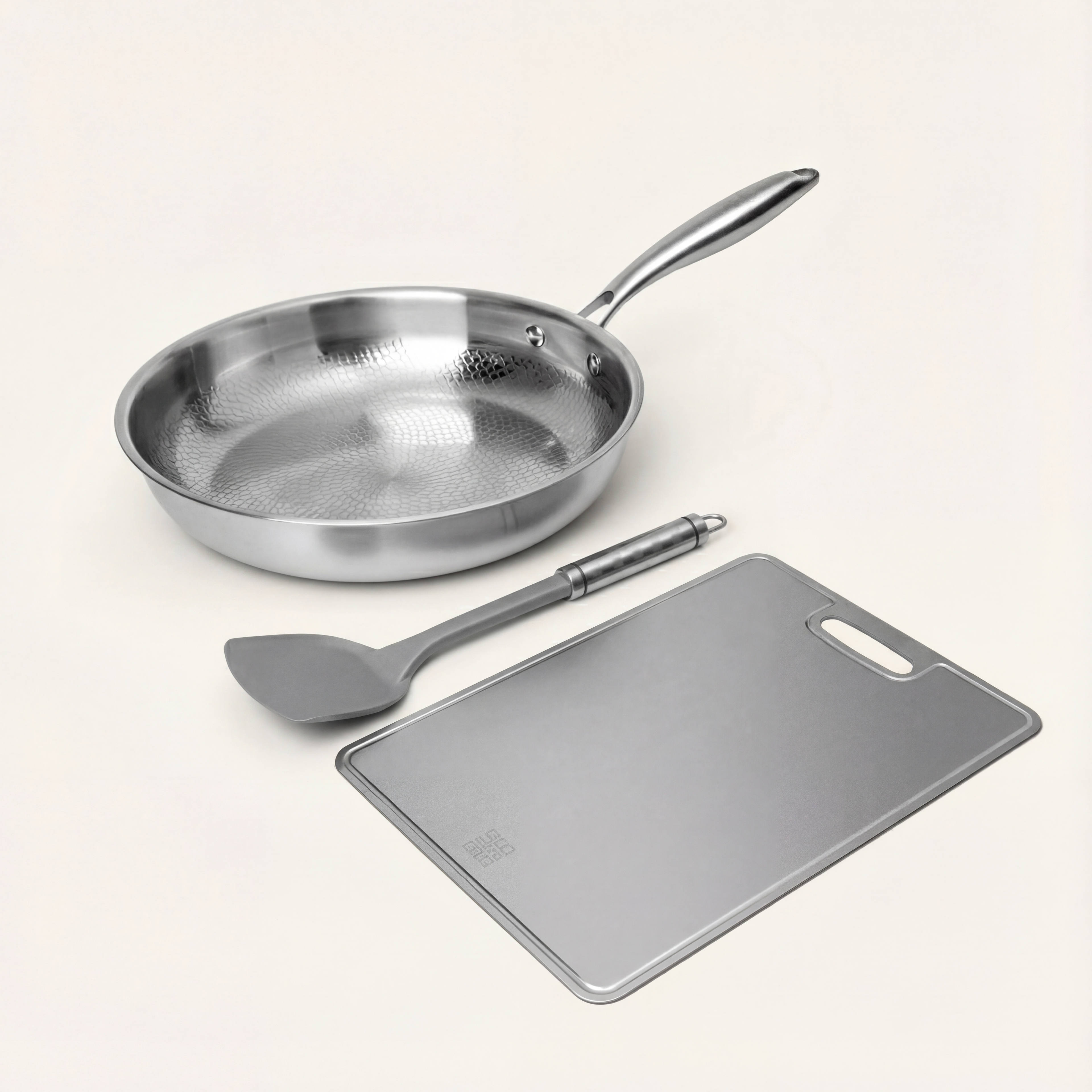 Titanium Gehamerde Pan Pro + GRATIS Titanium spatel & Titanium Snijplank V2